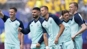 Waldemar Anton und Julian Ryerson im Trikot von Borussia Dortmund auf dem Spielfeld