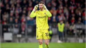 Torhüter Moritz Nicolas von Borussia Mönchengladbach im Porträt auf dem Spielfeld.