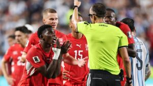 Breel Embolo verlässt nach einer Gelb-Roten Karte weinend den Platz im WM-Viertelfinale