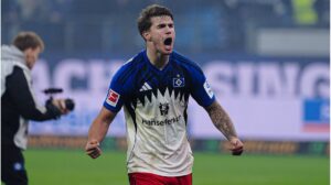 Luka Vuskovic im Fußballtrikot während eines Spiels auf dem Rasen