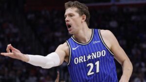 Basketballspieler Moritz Wagner dribbelt den Ball während eines NBA-Spiels auf dem Spielfeld