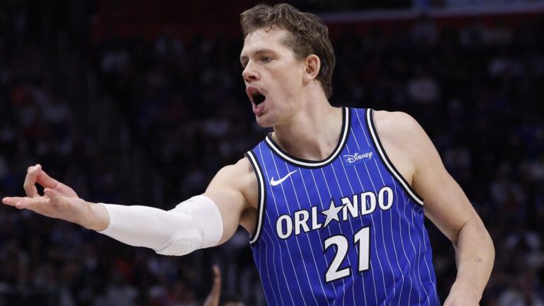 Basketballspieler Moritz Wagner dribbelt den Ball während eines NBA-Spiels auf dem Spielfeld
