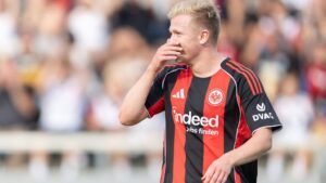 Ein Schiedsrichter zeigt einem Fußballspieler in der Bundesliga die Gelbe Karte.