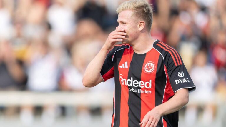 Ein Schiedsrichter zeigt einem Fußballspieler in der Bundesliga die Gelbe Karte.