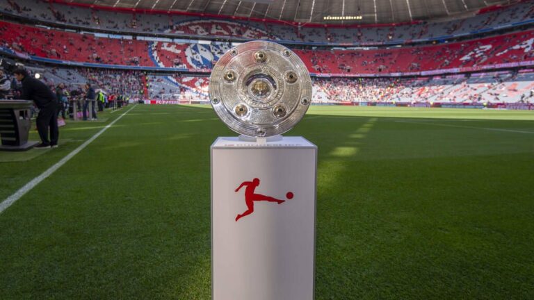 Das Logo der Bundesliga vor einem verschwommenen Fußballstadion