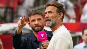 Bundestrainer Jürgen Klopp gestikuliert an der Seitenlinie