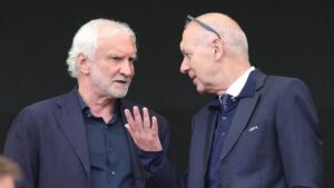 DFB-Präsident Bernd Neuendorf schaut nach dem WM-Aus der deutschen Nationalmannschaft nachdenklich.