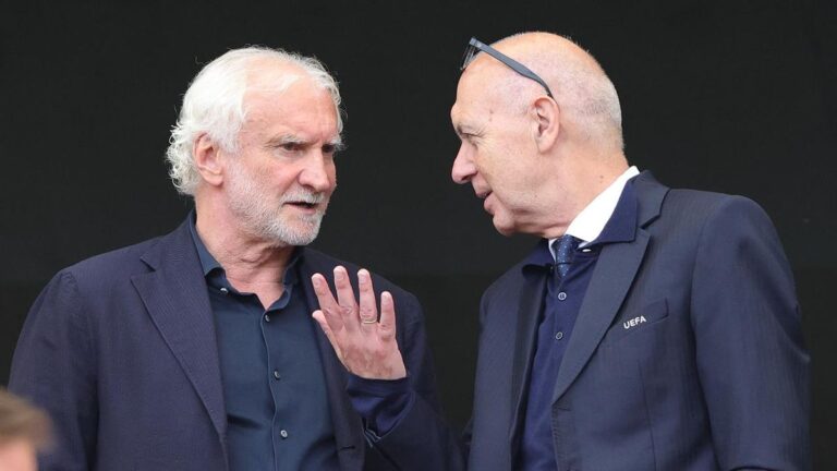 DFB-Präsident Bernd Neuendorf schaut nach dem WM-Aus der deutschen Nationalmannschaft nachdenklich.