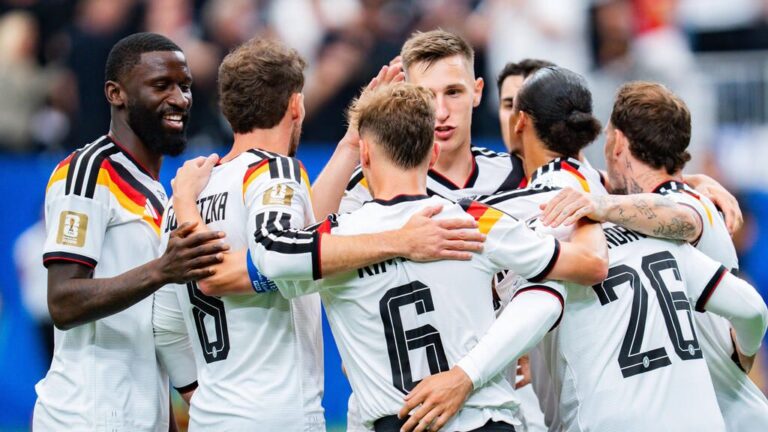 Antonio Rüdiger im Trikot der deutschen Nationalmannschaft schaut enttäuscht nach dem WM-Aus.