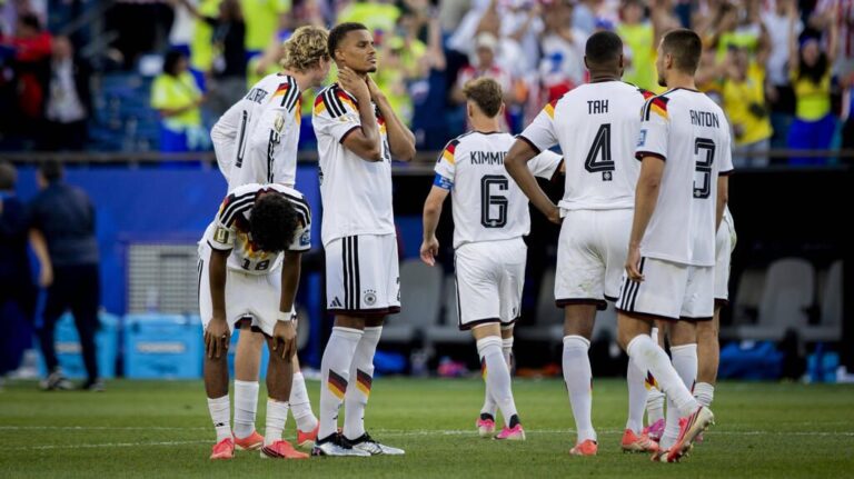 Enttäuschter deutscher Nationalspieler auf dem Rasen nach dem Ausscheiden bei der WM 2026