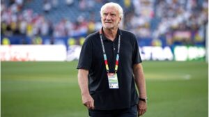 Rudi Völler im Anzug zeigt nach einem DFB-Krisengespräch in Frankfurt den Daumen nach oben