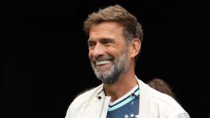 Jürgen Klopp blickt nachdenklich am Spielfeldrand