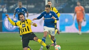 Spielszene aus dem Revierderby zwischen Borussia Dortmund und FC Schalke 04 im vollen Stadion