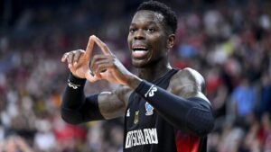 Dennis Schröder im Trikot der deutschen Basketball-Nationalmannschaft beim Dribbling auf dem Spielfeld