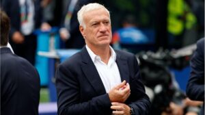 Frankreichs Nationaltrainer Didier Deschamps gibt an der Seitenlinie während eines WM-Spiels Anweisungen.