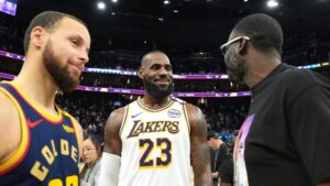Draymond Green und LeBron James im Gespräch auf dem Basketballfeld
