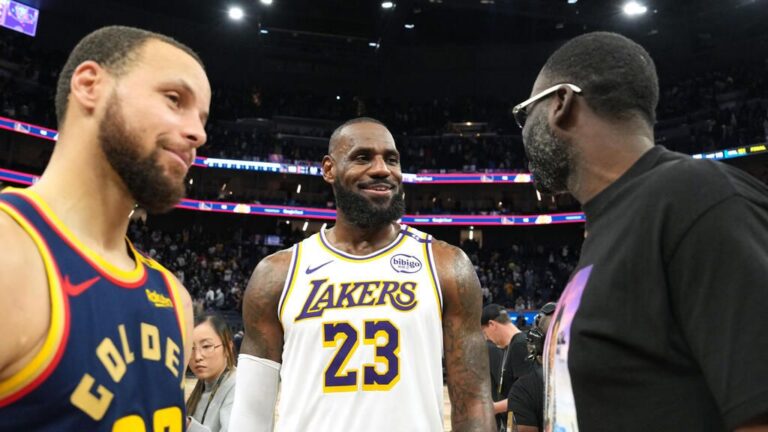Draymond Green und LeBron James im Gespräch auf dem Basketballfeld
