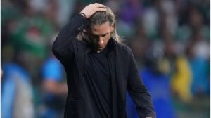Sebastián Beccacece gestikuliert nachdenklich am Spielfeldrand im Trainingsanzug von Ecuador