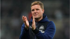 Trainer Eddie Howe von Newcastle United blickt nachdenklich an der Seitenlinie