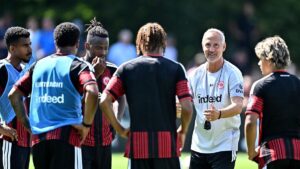 Trainer Adi Hütter leitet das erste Training von Eintracht Frankfurt und gibt seinen Spielern Anweisungen auf dem Rasen.