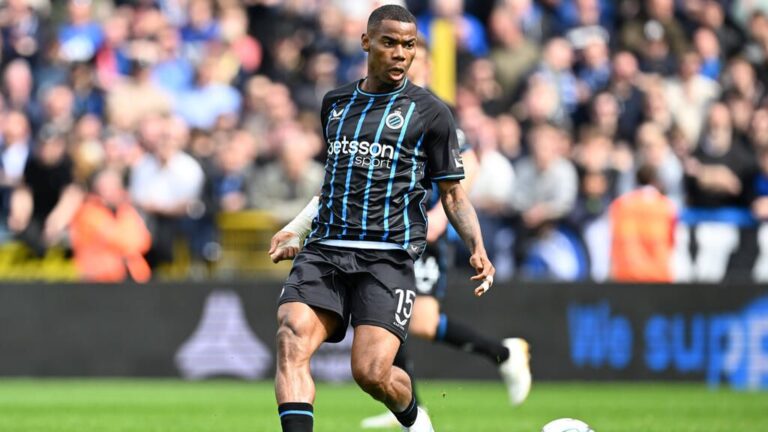 Raphael Onyedika im Trikot des FC Brügge während eines Fußballspiels