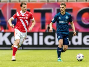 Spieler von Energie Cottbus und dem Halleschen FC auf dem Spielfeld