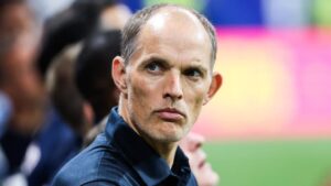 Thomas Tuchel blickt nachdenklich auf das Spielfeld während eines Länderspiels von England