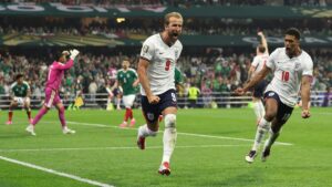 Jude Bellingham und Harry Kane jubeln im England-Trikot beim WM-Spiel gegen Mexiko