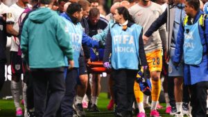 Jordan Henderson wird nach seinem Sturz beim WM-Jubel von englischen Mitspielern abgeschirmt