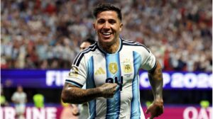 Enzo Fernández jubelt im Argentinien-Trikot über sein entscheidendes WM-Tor auf dem Spielfeld