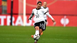 Dzsenifer Marozsan im Trikot der deutschen Nationalmannschaft am Ball