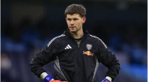 Torhüter Illan Meslier lächelt im Trikot des FC Arsenal bei seiner offiziellen Vorstellung