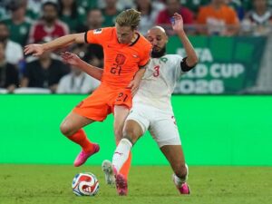 Frenkie de Jong im Trikot des FC Barcelona fasst sich mit schmerzverzerrtem Gesicht an das verletzte rechte Knie
