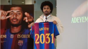 Karim Adeyemi jubelt im Trikot des FC Barcelona auf dem Spielfeld