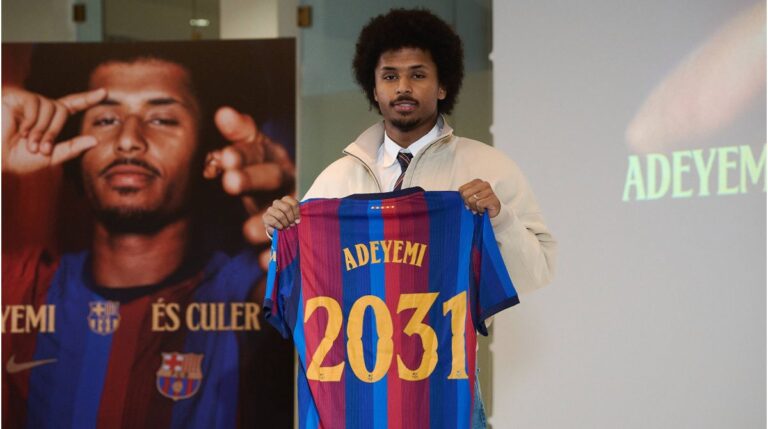Karim Adeyemi jubelt im Trikot des FC Barcelona auf dem Spielfeld