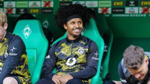 Karim Adeyemi im Trikot von Borussia Dortmund bei einem Spiel, kurz vor seinem Wechsel zum FC Barcelona
