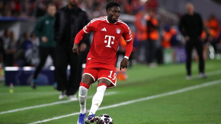 Alphonso Davies im Trikot des FC Bayern München auf dem Fußballplatz