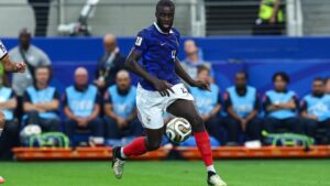 Dayot Upamecano im Trikot des FC Bayern München blickt hochkonzentriert auf das Spielfeld