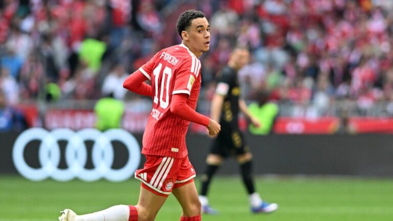 Jamal Musiala im Trikot des FC Bayern München dribbelt mit dem Ball