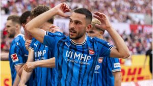 Arijon Ibrahimovic im Trikot des FC Bayern München auf dem Spielfeld
