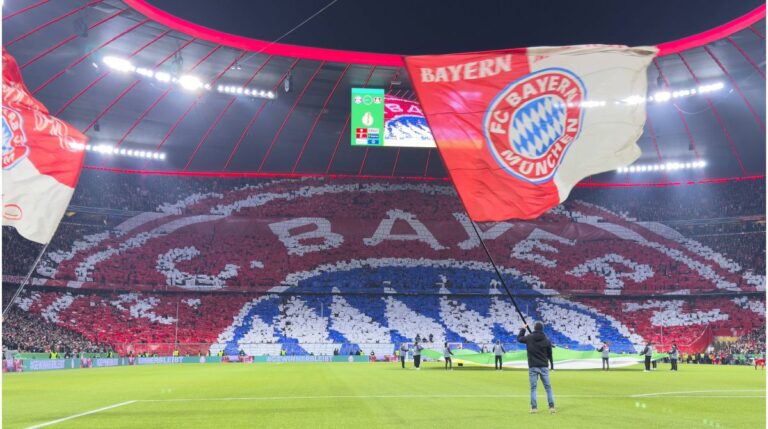 Spieler des FC Bayern München und VfB Stuttgart im Zweikampf auf dem Rasen