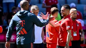 Arijon Ibrahimovic im Trikot des FC Bayern München auf dem Spielfeld