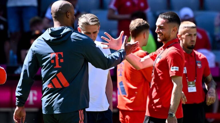 Arijon Ibrahimovic im Trikot des FC Bayern München auf dem Spielfeld