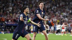 Fabian Ruiz im Trikot von Paris Saint-Germain am Ball im zentralen Mittelfeld