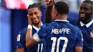 Michael Olise im Trikot des FC Bayern München am Ball während eines Fußballspiels