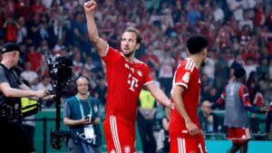 Harry Kane im Trikot des FC Bayern München jubelt auf dem Spielfeld