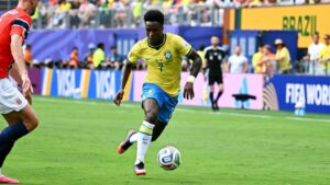 Vinicius Junior im Trikot von Real Madrid schaut nachdenklich auf das Spielfeld