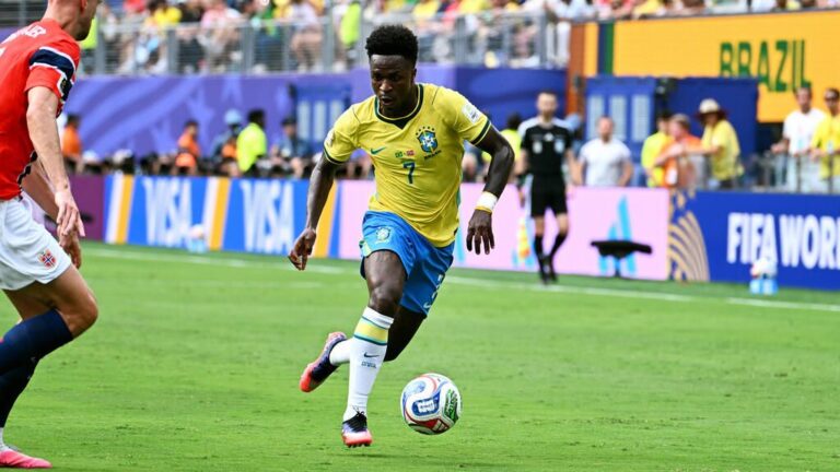 Vinicius Junior im Trikot von Real Madrid schaut nachdenklich auf das Spielfeld
