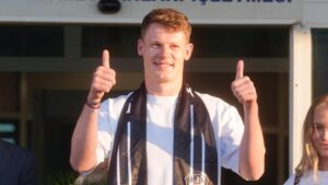 Alexander Nübel im Torwarttrikot schaut fokussiert auf das Spielfeld