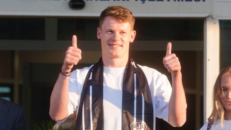 Alexander Nübel im Torwarttrikot schaut fokussiert auf das Spielfeld
